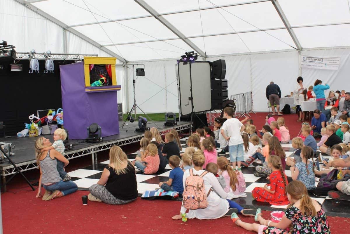 children's entertainer Skegness with puppet show